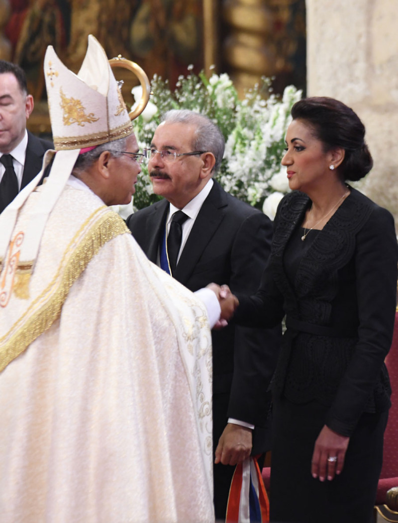 El Arzobispo Francisco Ozoria, saluda al presidente Danilo Medina y a la primera dama Cándida Montilla durante el Tedeum.