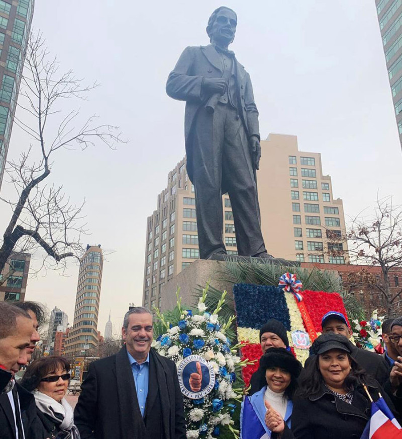 Acto. Luis Abinader depositó una ofrenda floral ante el busto de Duarte en Nueva York.