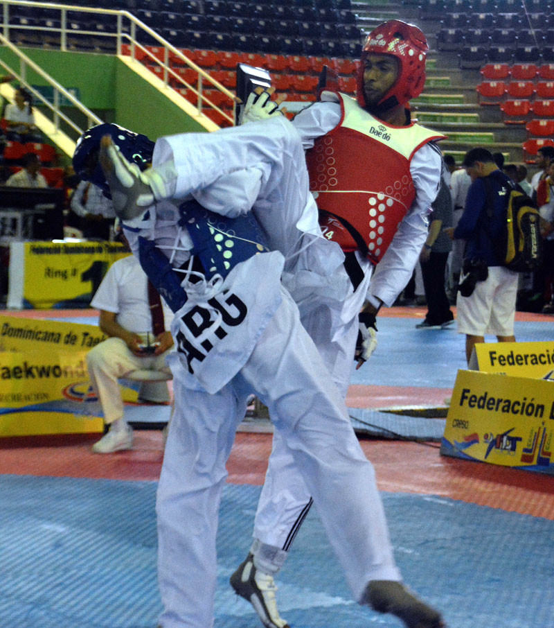 Moisés Hernández, de República Dominicana, realiza un ataque en su encuentro con el argentino Agustín Álvarez en la segunda ronda de -80 kilos en el clasificatorio continental de taekwondo.