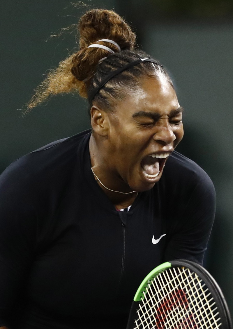 Serena Williams hace un gesto de emoción tras eliminar a Víctoria Azarenka.