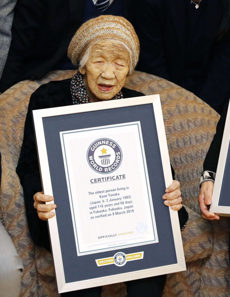 Kane Tanaka, una japonesa de 116 años de edad, posa con su certificado Guinness World Records en una residencia de ancianos donde vive en Fukuoka, suroeste de Japón, el sábado 9 de marzo de 2019. Tanaka es la persona viva más antigua del mundo según los Guinness.