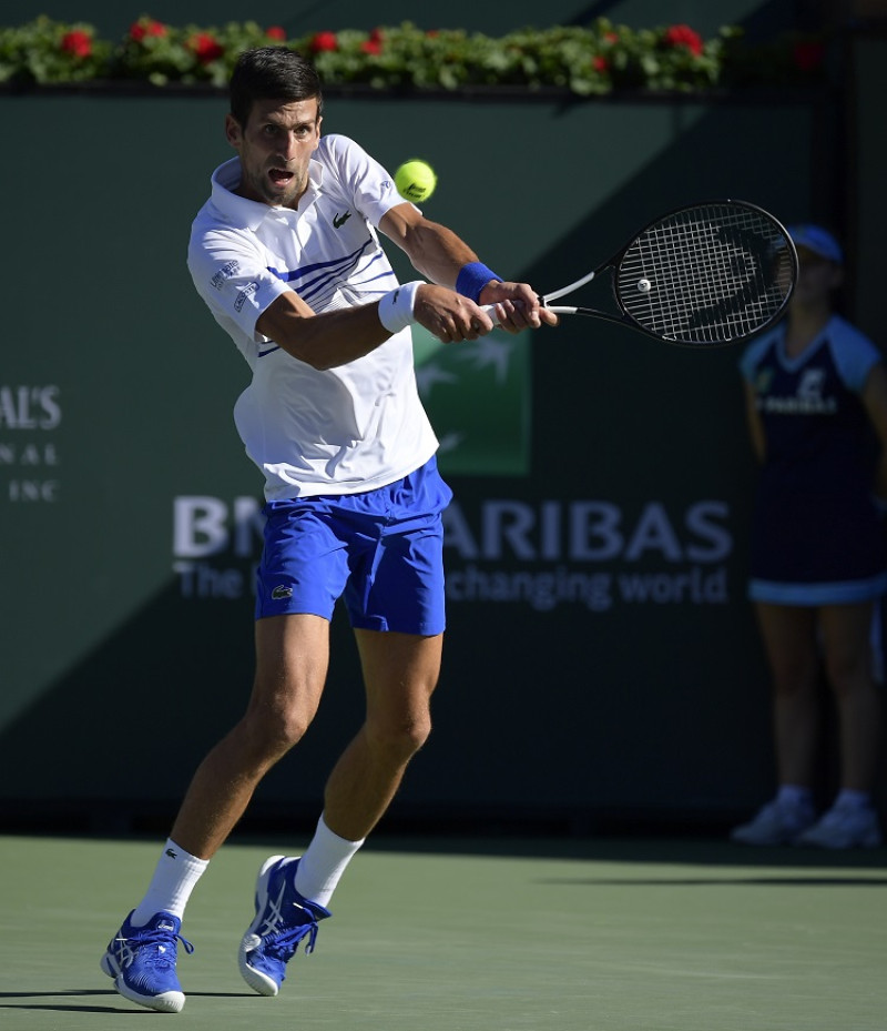 Novak Djokovic  devuelve un tiro a Philipp Kohlschreiber en el Masters de Indian Wells.