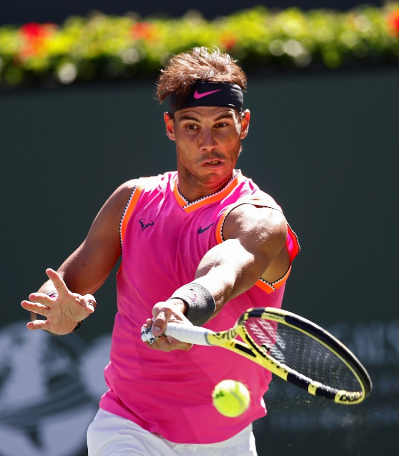 Rafael Nadal aparece en acción durante su partido frente a Filip Krajinovic el miércoles en el Masters 1000 de tenis de Indian Wells.