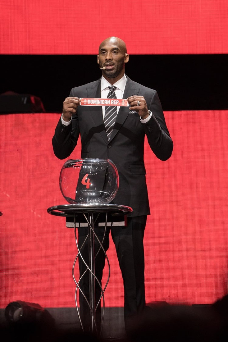 Kobe Bryant, exjugador de la NBA, despliega el nombre de República Dominicana, durante el sorteo para la Copa del Mundo de baloncesto que se realizará en China.