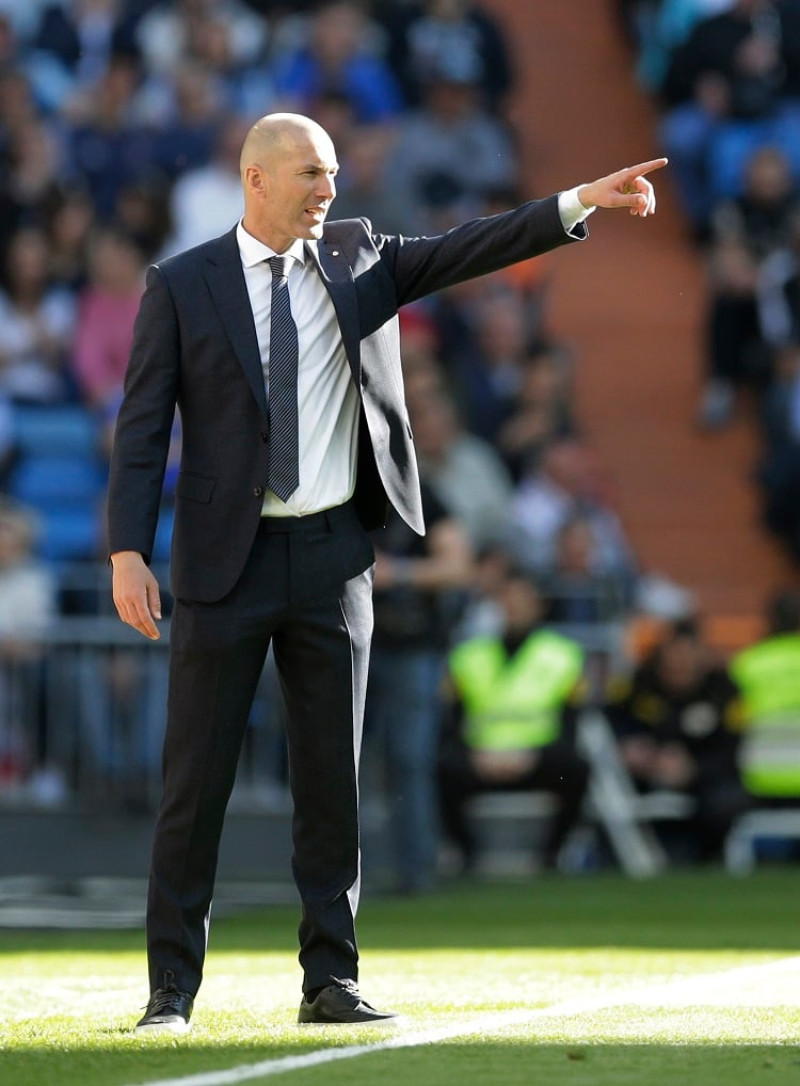 Zinedine Zidane realiza indicaciones a sus jugadores en su primer partido tras regresar como entrenador del Real Madrid