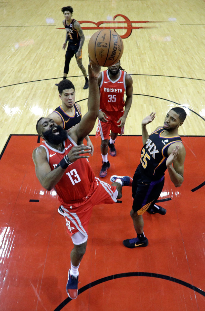 James Harden busca anotar en el partido de anoche contra los Suns. / AP