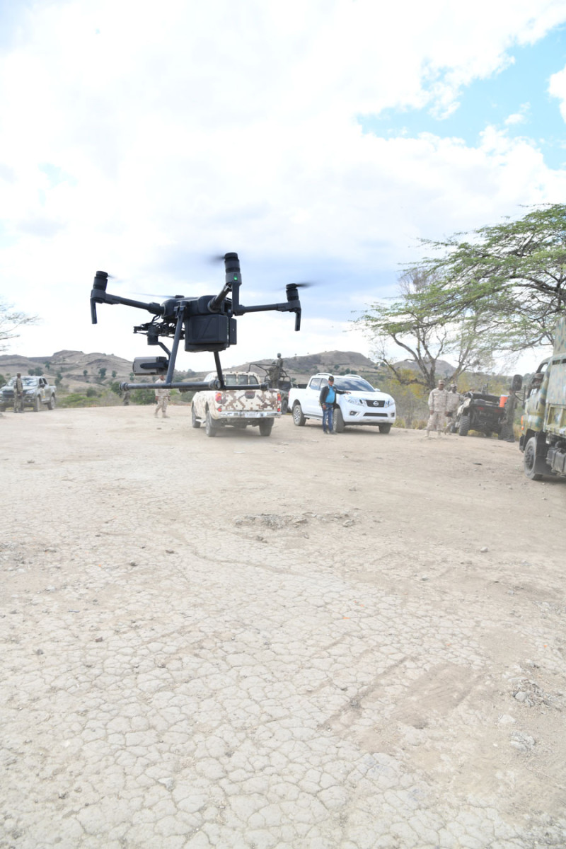 Un dron, manejado desde un centro de control del CESFRONT, realiza labores de vigilancia en Carrizal, en la frontera.