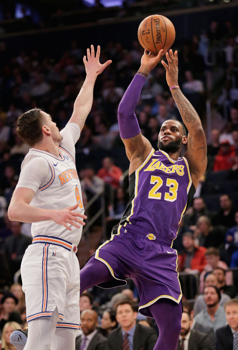 LeBron James, de Los Angeles Lakers, a la derecha, realiza un tiro ante la defensa de Mario Hezonja de los New York Knicks. Foto AP / AP