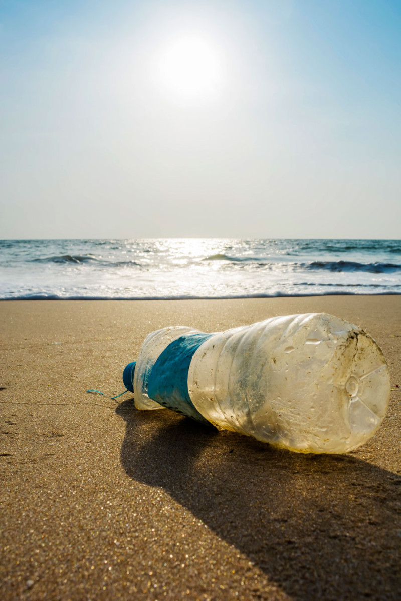De acuerdo a las Naciones Unidas, 13 millones de toneladas de residuos plásticos llegan a los mares y océanos del mundo, lo que equivale a arrojarles cada minuto un camión de plástico. ISTOCK