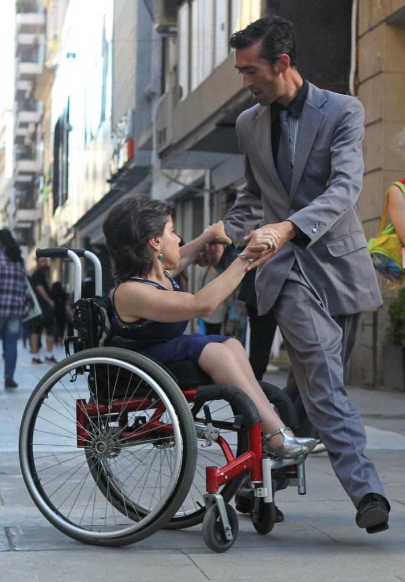 Horacio ve una ventaja en que Brenda, su pareja de danza y "de vida" como dicen cariñosamente en sus espectáculos callejeros, baile en una silla de ruedas por su discapacidad. EFE/María Paula Rodríguez