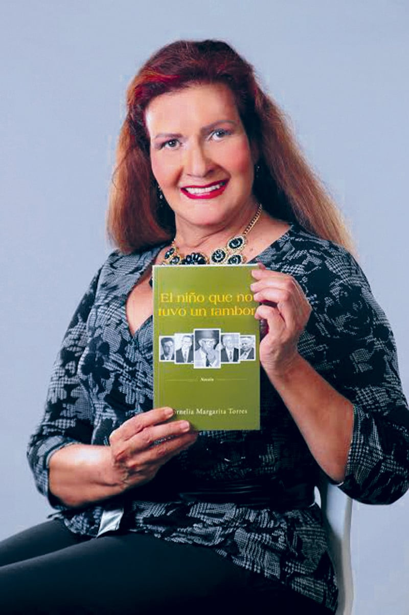 La autora con un ejemplar de su obra literaria. FOTO: FUENTE EXTERNA