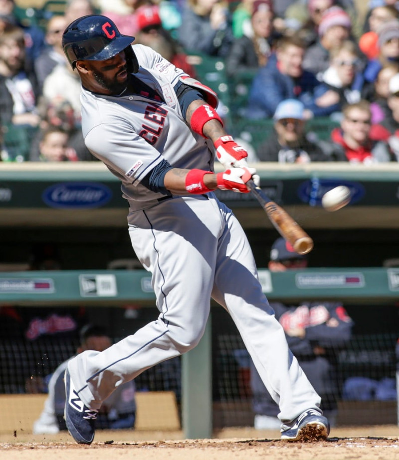 Hanley Ramírez, de los Indios, al momento de disparar un cuadrangular en el juego contra los Mellizos.