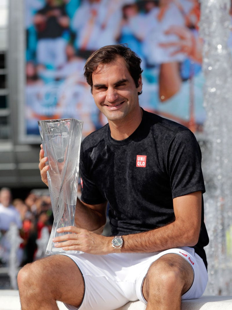 Roger Federer posa con el trofeo. AP