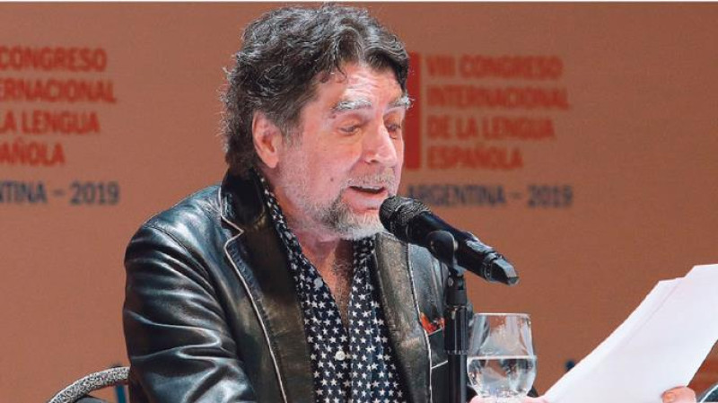 El cantautor Joaquín Sabina mientras lee sus poemas en el evento. En esta sesión participó José Mármol EFE / AFP
