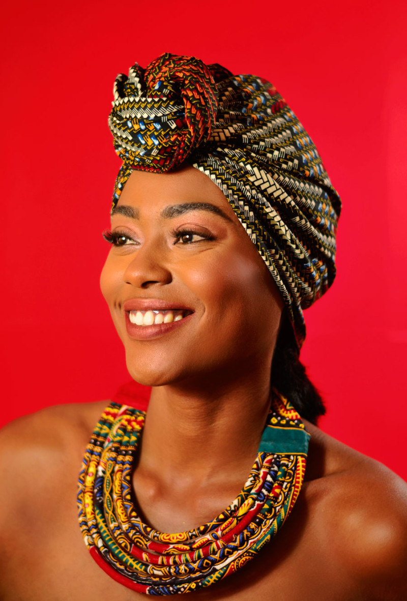 El uso de tejidos africanos para envolver el cabello se ha extendido entre las chicas que llevan el pelo rizo. CORTESÍA DE MANUEL SHOO