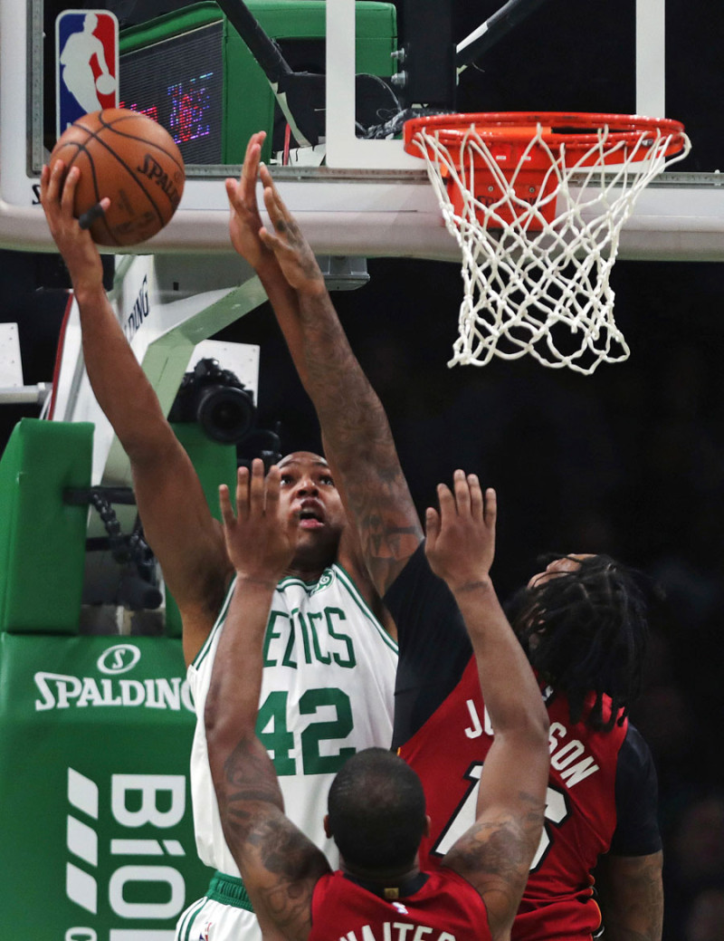 El centro de los Celtics de Boston Al Horford (42) intenta un disparo sobre el delantero del Miami Heat James Johnson (16). /AP