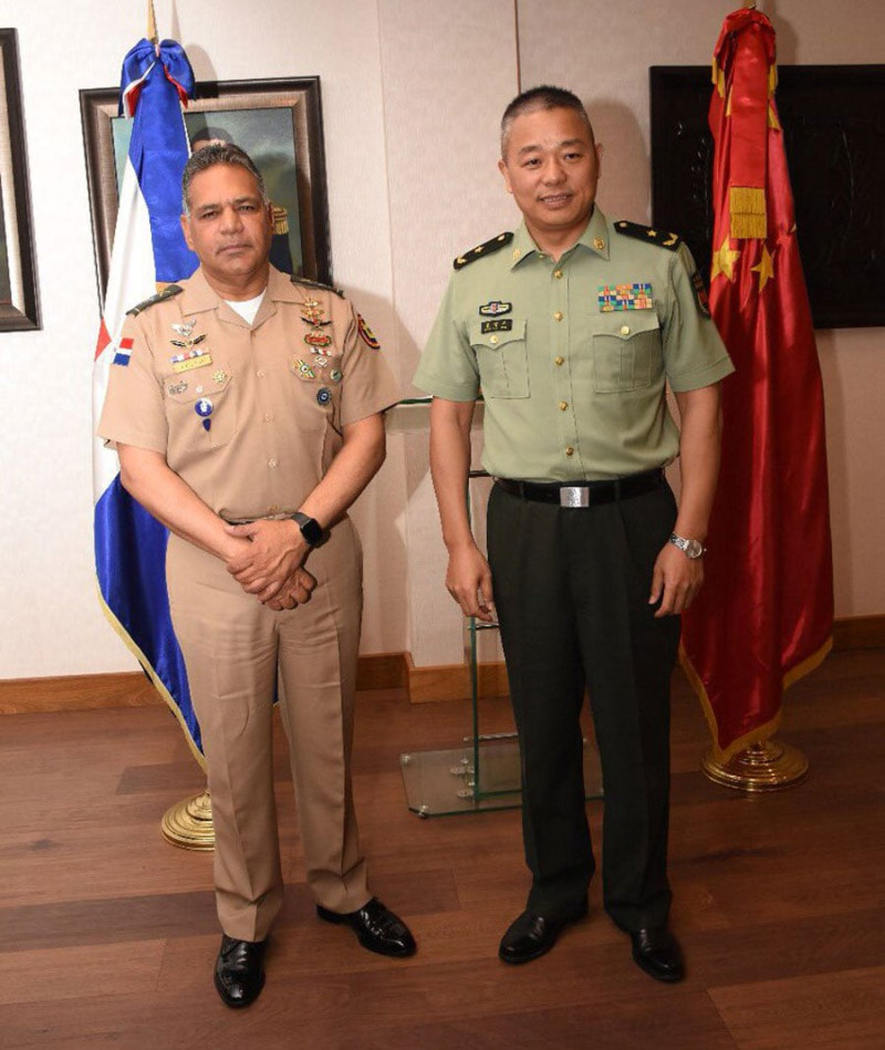 El ministro de Defensa, Rubén Paulino, junto al mayor general Huang Xueping. EXTERNA.