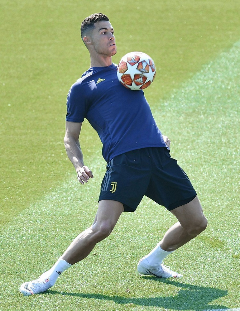 Cristiano Ronaldo, de la Juventus, recibe el balón durante un entrenamiento en ví­speras del partido de ida de cuartos de final de la Liga de Campeones contra Ajax.