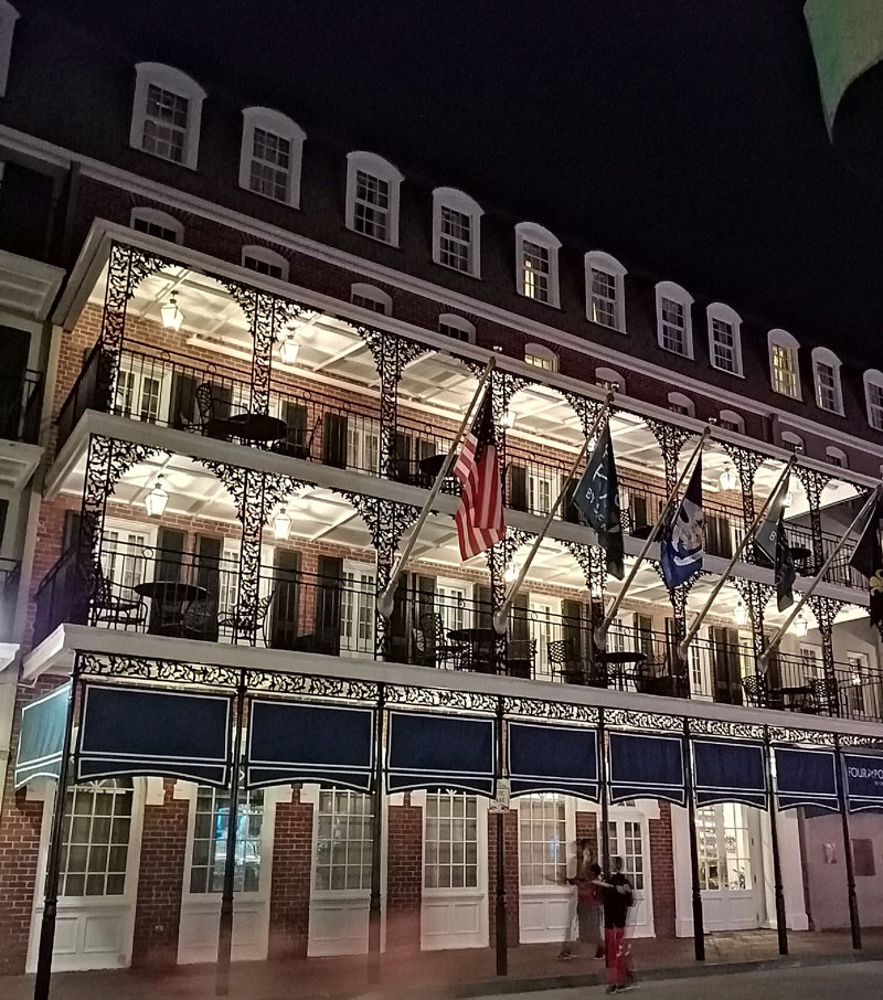 Las iluminación nocturna hace aún más llamativa la fachada del hotel Four Points by Sheraton en Bourbon Street.