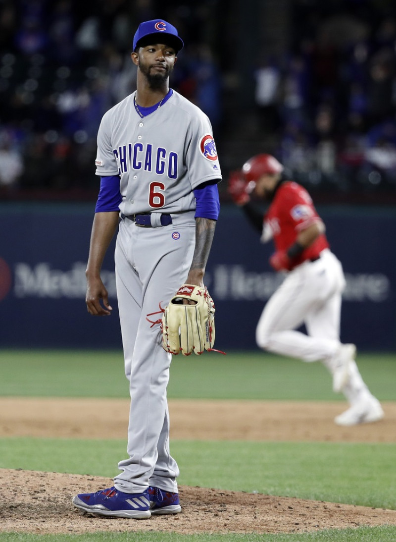 El lanzador de los Cachorros de Chicago Carl Edwards Jr. mira hacia el plato en partido contra los Rangers de Texas. Las Grandes Ligas investigan reportes de mensajes racistas en Instagram contra Edwards.
