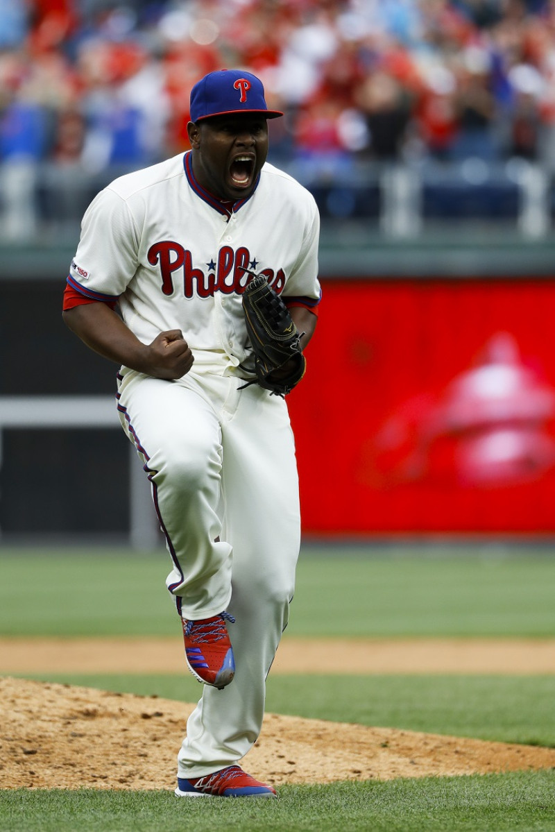 Héctor Neris, de Filadelfia, reacciona tras ponchar a Keon Broxton, de los Mets, para anotarse el salvamento en el partido del miércoles en el béisbol de las Grandes Ligas.