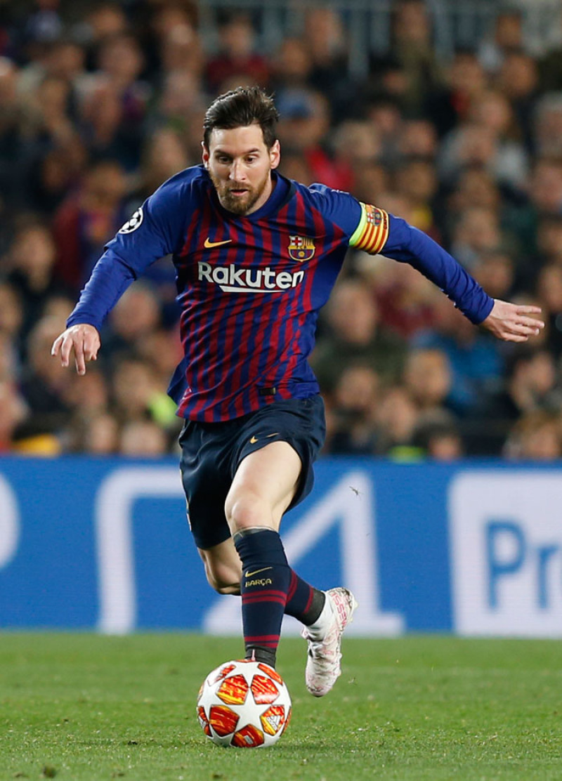 El delantero del Barcelona, Lionel Messi, corre con el balón durante los cuartos de final de la Liga de Campeones contra el Manchester United en el estadio Camp Nou. AP