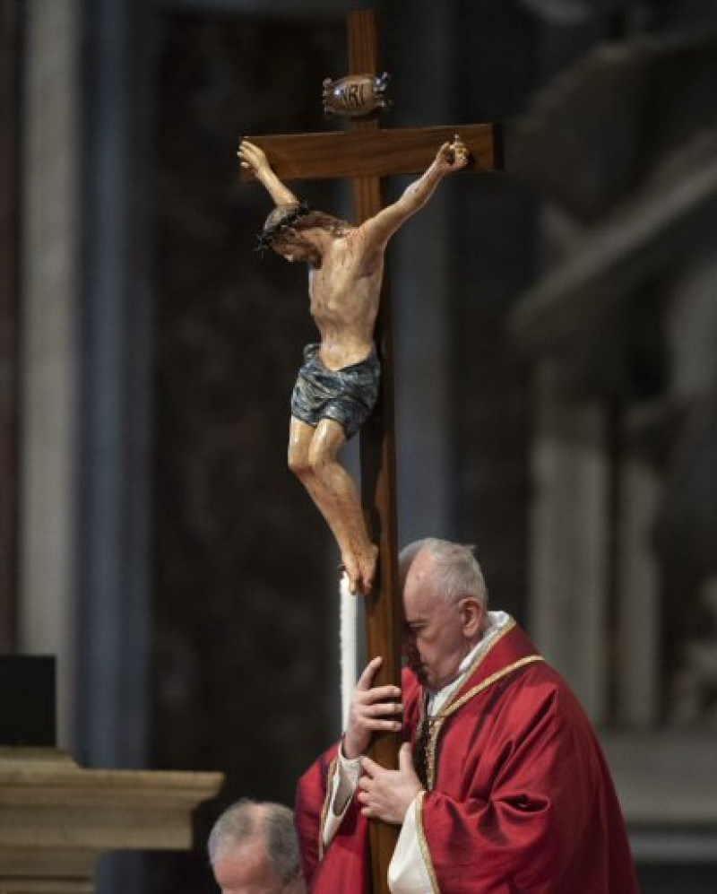 Papa Francisco, durante adoración a la cruz este viernes santo. Foto AP.
