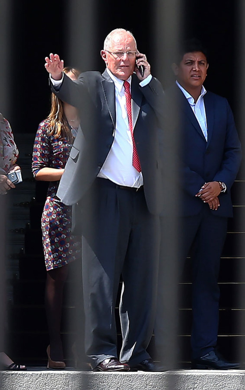 Fotografía de archivo fechada el 21 de marzo de 2018 que muestra al expresidente de Perú Pedro Pablo Kuczynski mientras abandona el Palacio de Gobierno, en Lima (Perú). EFE/ Ernesto Arias ARCHIVO