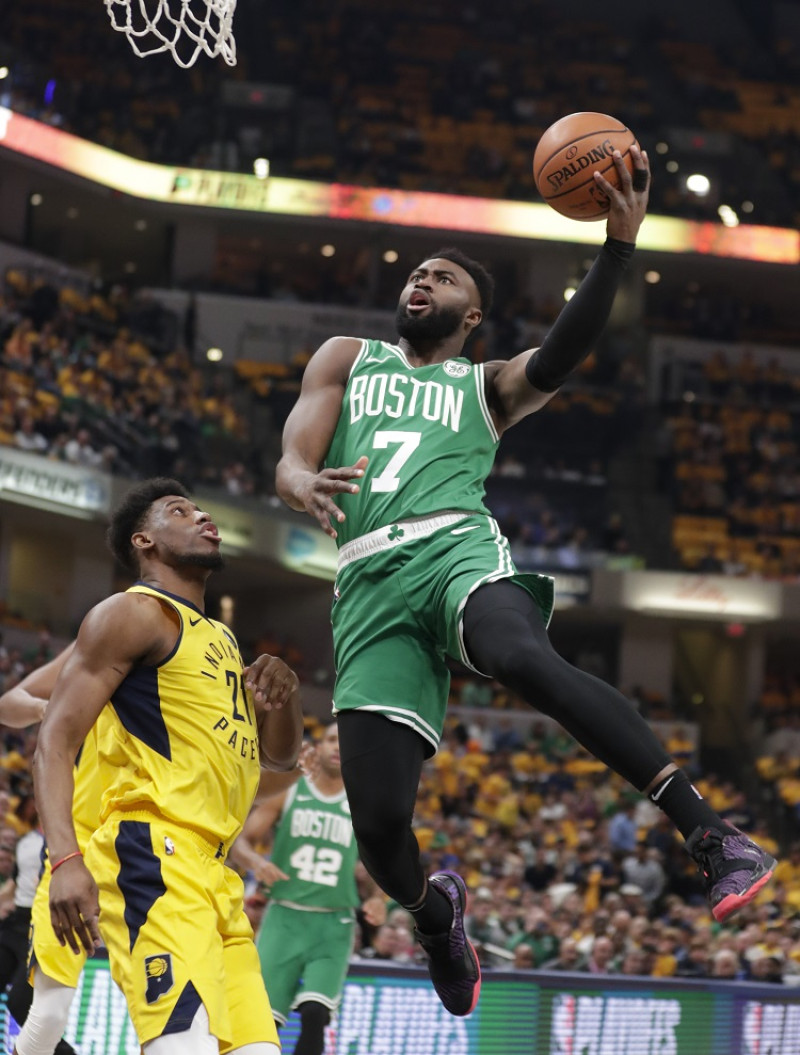 Jaylen Brown, de los Celtics, se eleva hacia el canasto sobre Thaddeus Young, de los Pacers, en acción del cuarto partido de la primera ronda de los playoffs de la NBA.