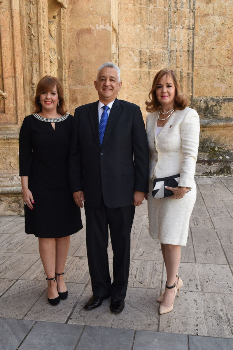 Yanira Fondeur de Hernández, José Manuel Hernández Peguero y Mayra Fondeur.