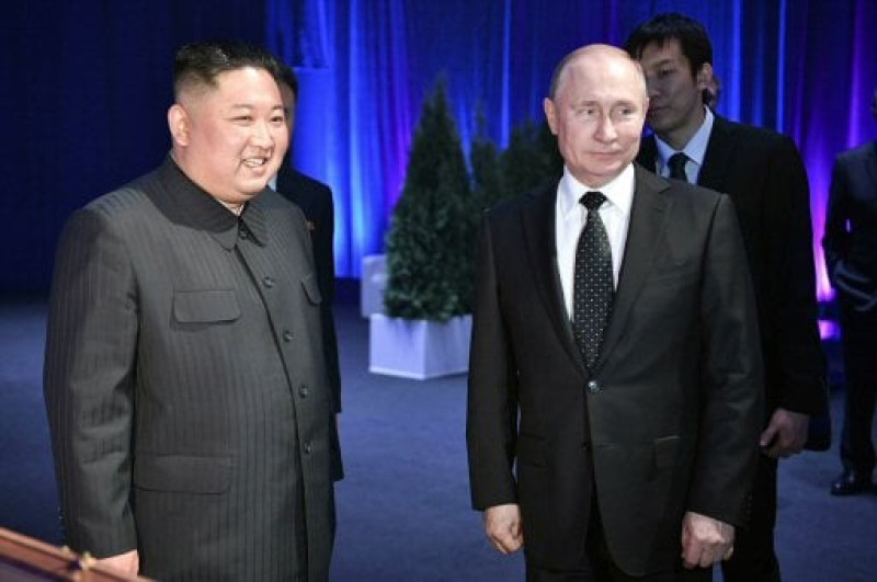 El líder norcoreano, Kim Jong-un (izq), conversa con el presidente ruso, Vladímir Putin (dcha), tras la reunión mantenida este jueves. Foto AP
