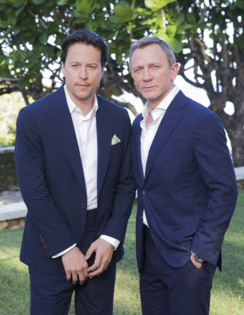 El director Cary Joji Fukunaga, a la izquierda, y el actor Daniel Craig posan durante el evento de lanzamiento de la próxima pelí­cula de James Bond, de momento conocida como "Bond 25". AP Foto/Leo Hudson
