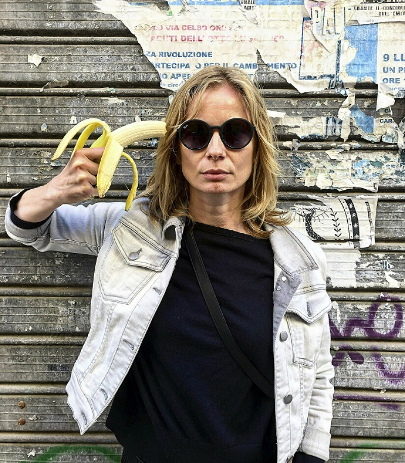 En esta foto del 27 de abril del 2019, la actriz polaca Magdalena Cielecka se apunta un plátano a la cabeza como si fuera un arma para protestar contra el retiro de una obra de arte en el Museo Nacional de Varsovia que muestra a una mujer comiendo un plátano con evidente placer, lo que las autoridades conservadoras calificaron de obsceno. AP/Dario Salina