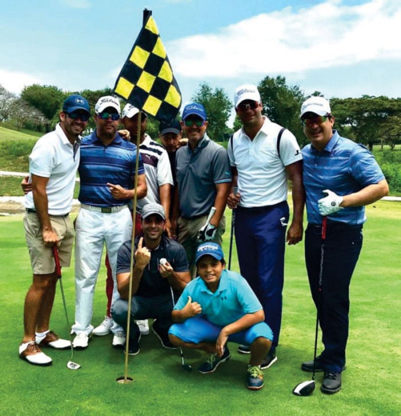 Cesar Dumit celebra junto a un grupo de amigos su hoyo en uno en el hoyo 16 del Santiago Golf Club (Las Aromas).