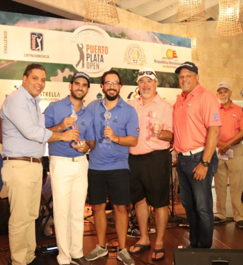 Obdulio Fermín entrega los trofeos al grupo ganador del Pro-Am del Puerto Plata Open PGA Tour LA.