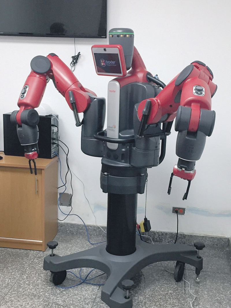 Baxter (DER), el primer robot diseñado para trabajar en conjunto con el ser humano, en la O&M.