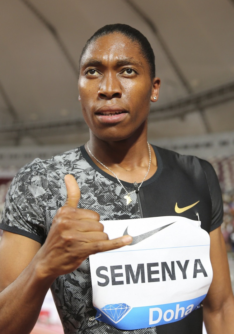 Caster Semenya gesticula luego de su victoria en los 800 metros de la Liga de Diamante.