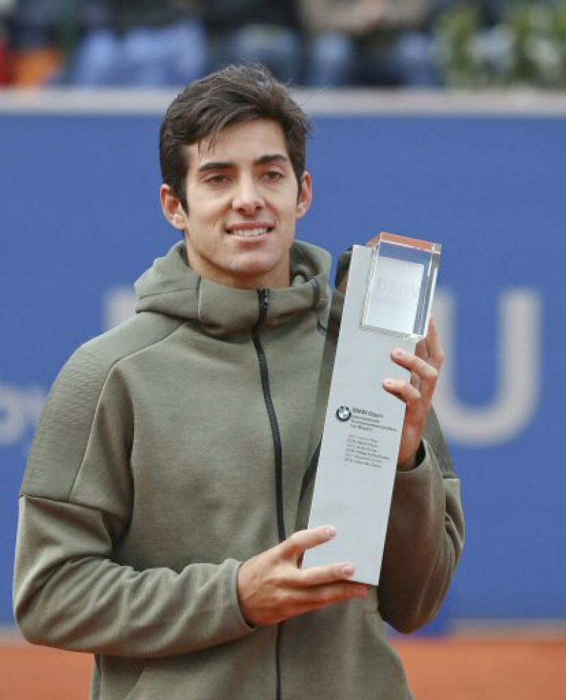 Cristian Garín sostiene el trofeo de campeón del torneo ATP de Munich. AP