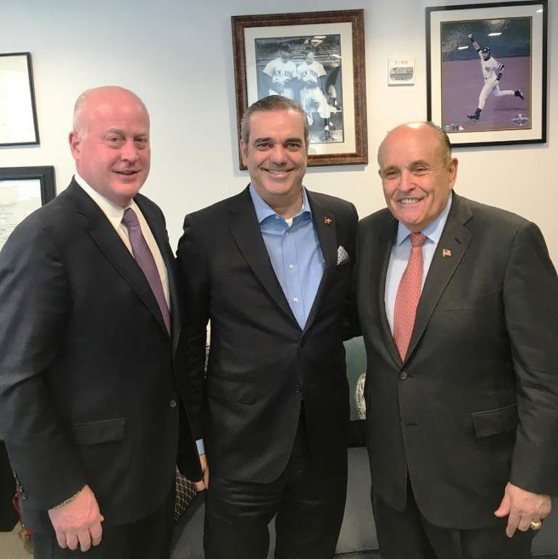 Luis Abinader se reunió con Rudolph Giuliani, a la derecha, abogado del presidente Donald Trump.