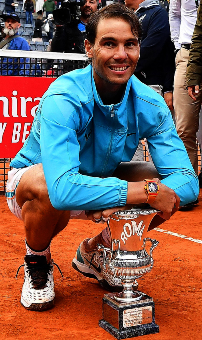 Rafael Nadal de España posa con su trofeo.. AP