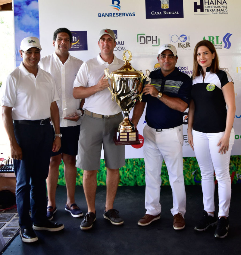Los directivos de Adoexpo, Odile Miniño Bogaert, Karel Castillo y José Mella entregan la copa de ganadores a Oded Effes y Federico Bogaert.