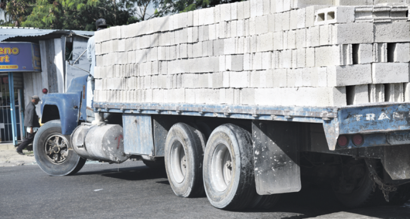 Camión que carga blocs con gomas lisas, incumpliendo las regulaciones de vehículos de carga. FOTO: VÍCTOR RAMÍREZ