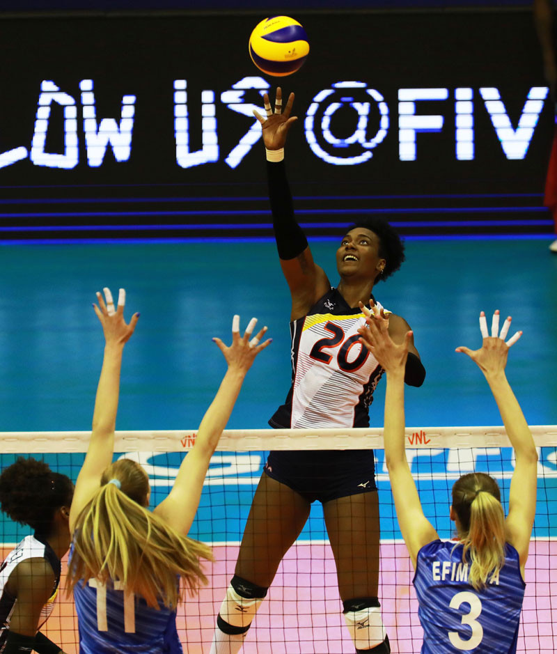 La dominicana Brayelin Martínez trata de pasar la pelota durante el partido ante Rusia,
en la Liga de Naciones de voleibol femenino. . AP/