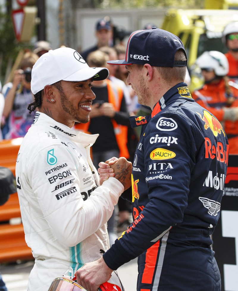 Lewis Hamilton es felicitado por Max Verstappen, de la escudería Red Bull.