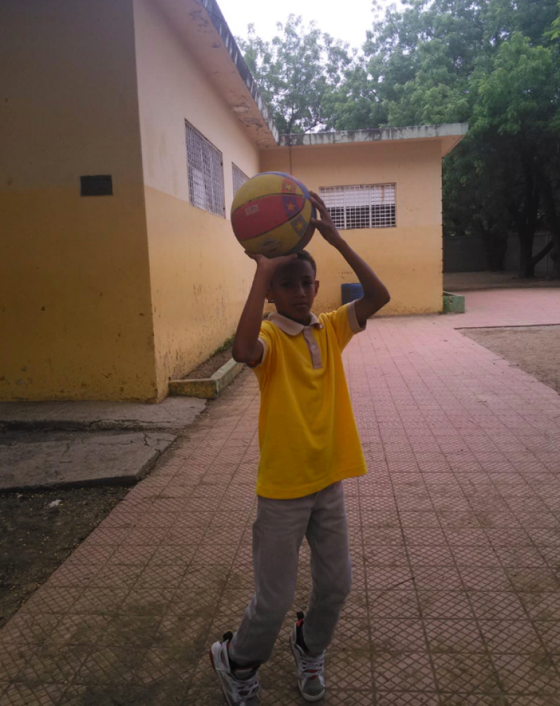 El niño Roldany Vélez en una de sus habituales poses en el juebo de baloncesto.