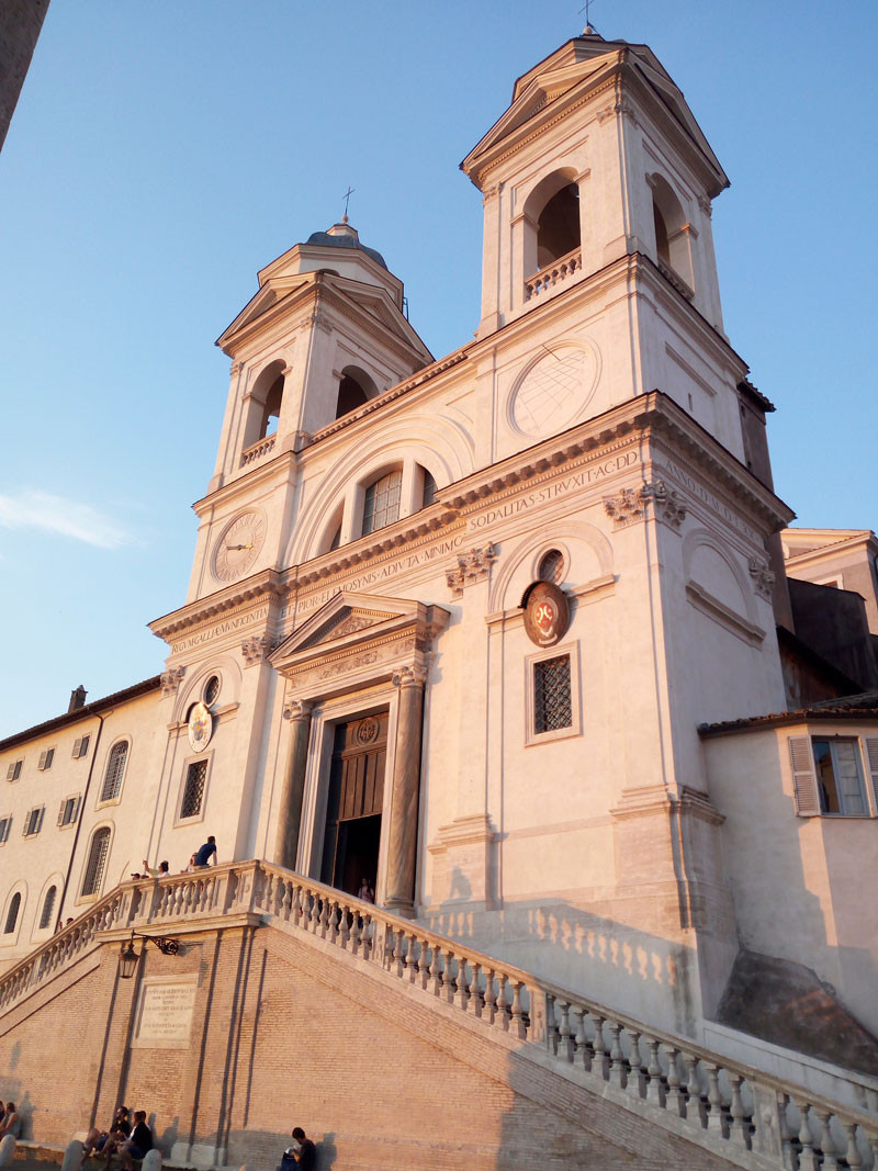 Dos campanarios y una escalera doble destacan en la fachada de la iglesia.