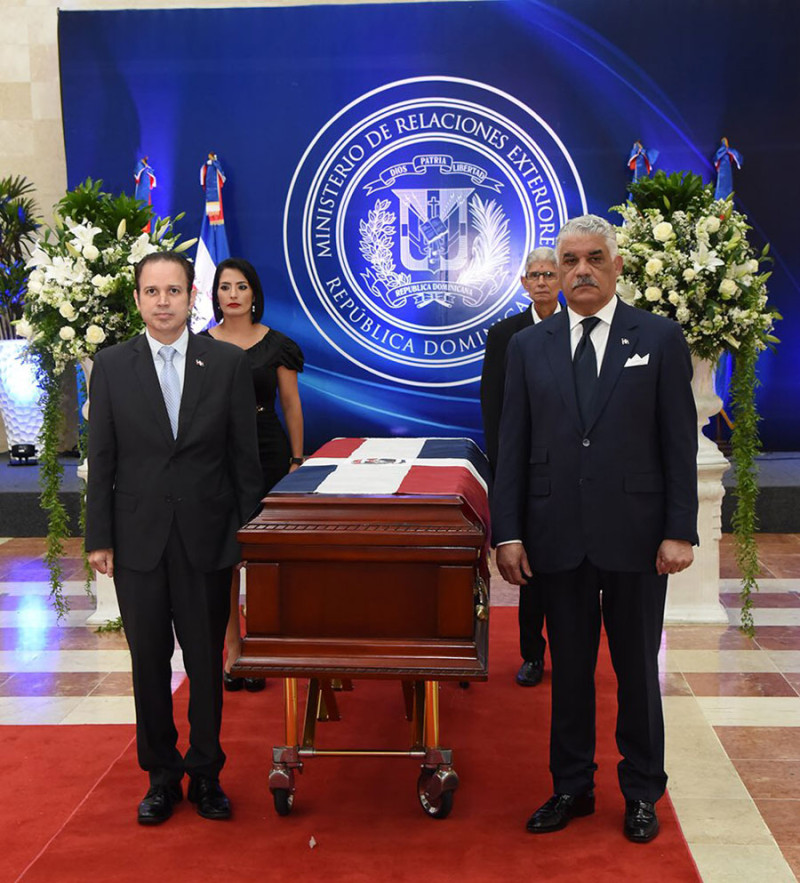 El canciller Miguel Vargas hace guardia de honor ante restos del embajador Alajandro González Pons.