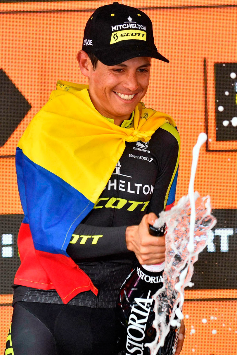 El colombiano Esteban Chaves celebra en el podio tras ganar la 19na etapa del Giro de Italia. AFP