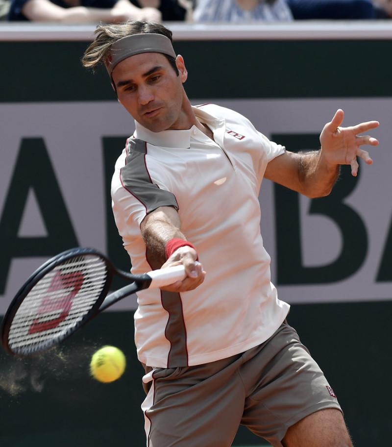 El tenista suizo Roger Federer devuelve una bola al noruego Casper Ruud durante el partido de tercera ronda del torneo Roland Garros.conse sit der consecuat. AP