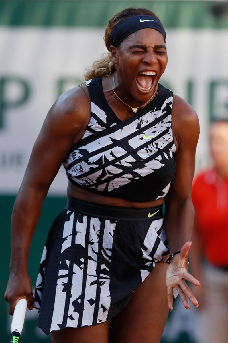 Serena Williams de los Estados Unidos grita después de perder un tiro contra Sofía Kenin de los Estados Unidos durante su partido de tercera ronda del torneo de tenis Abierto de Francia en el estadio Roland Garros en París, el sábado 1 de junio de 2019. (Foto AP / Christophe Ena)